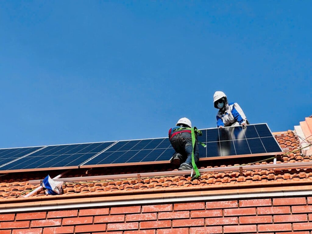 Mái nhà đẹp hơn khi có tấm pin NLMT do Nexsolar lắp đặt