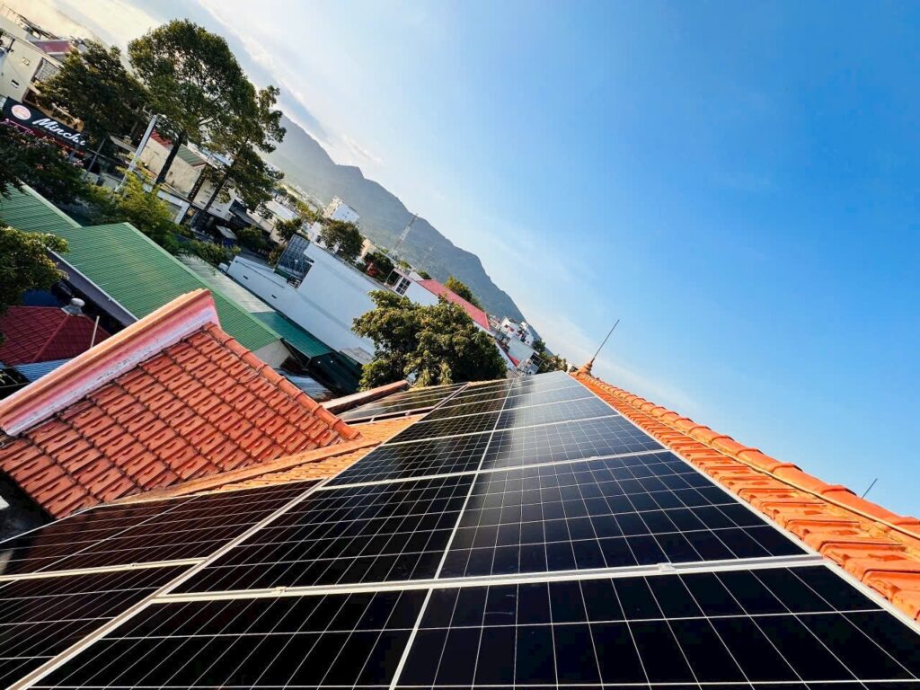 Mái nhà đẹp hơn khi có tấm pin NLMT do Nexsolar lắp đặt